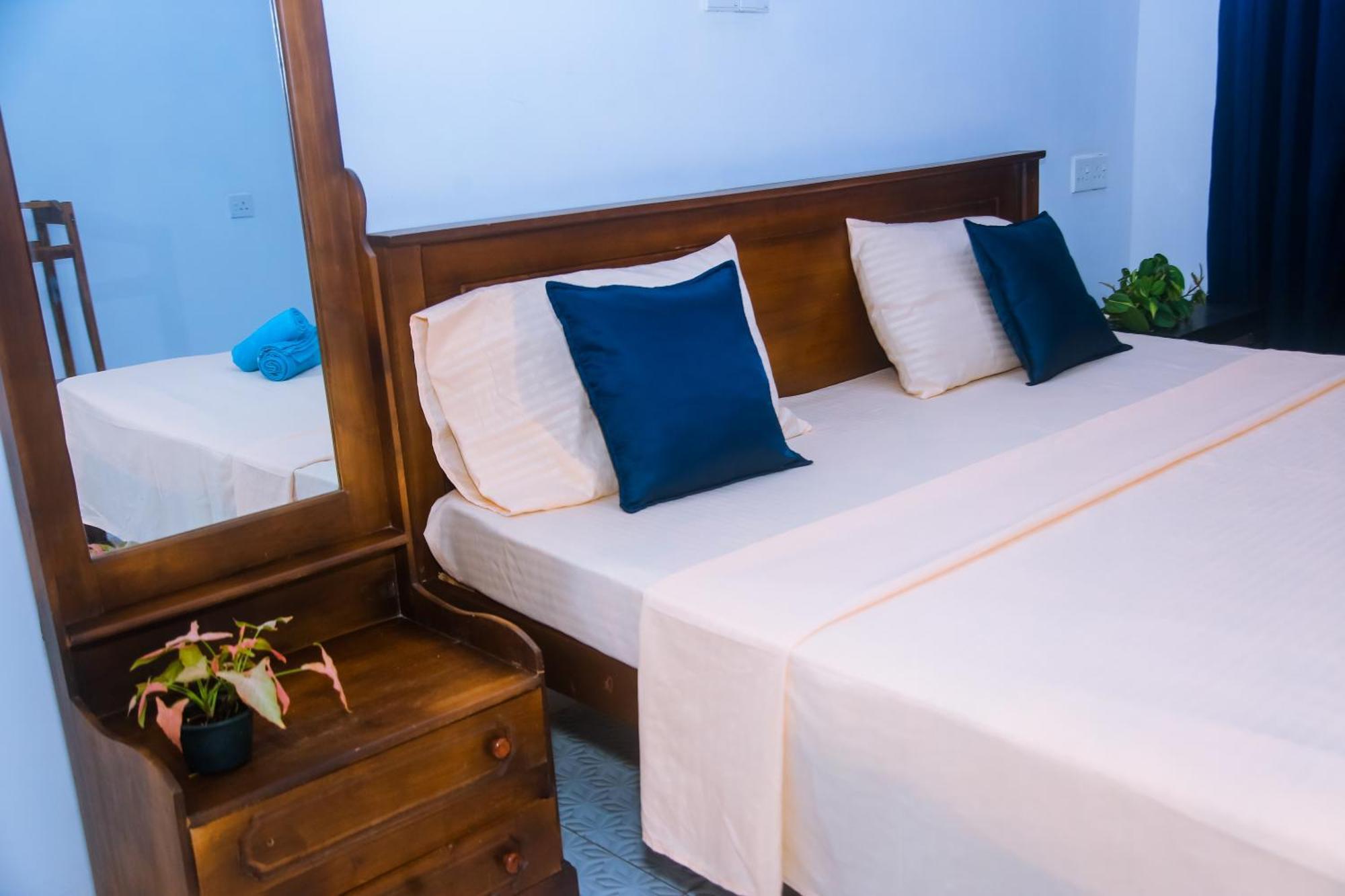 Mirissa Turtle Point Guest Hotel Bagian luar foto