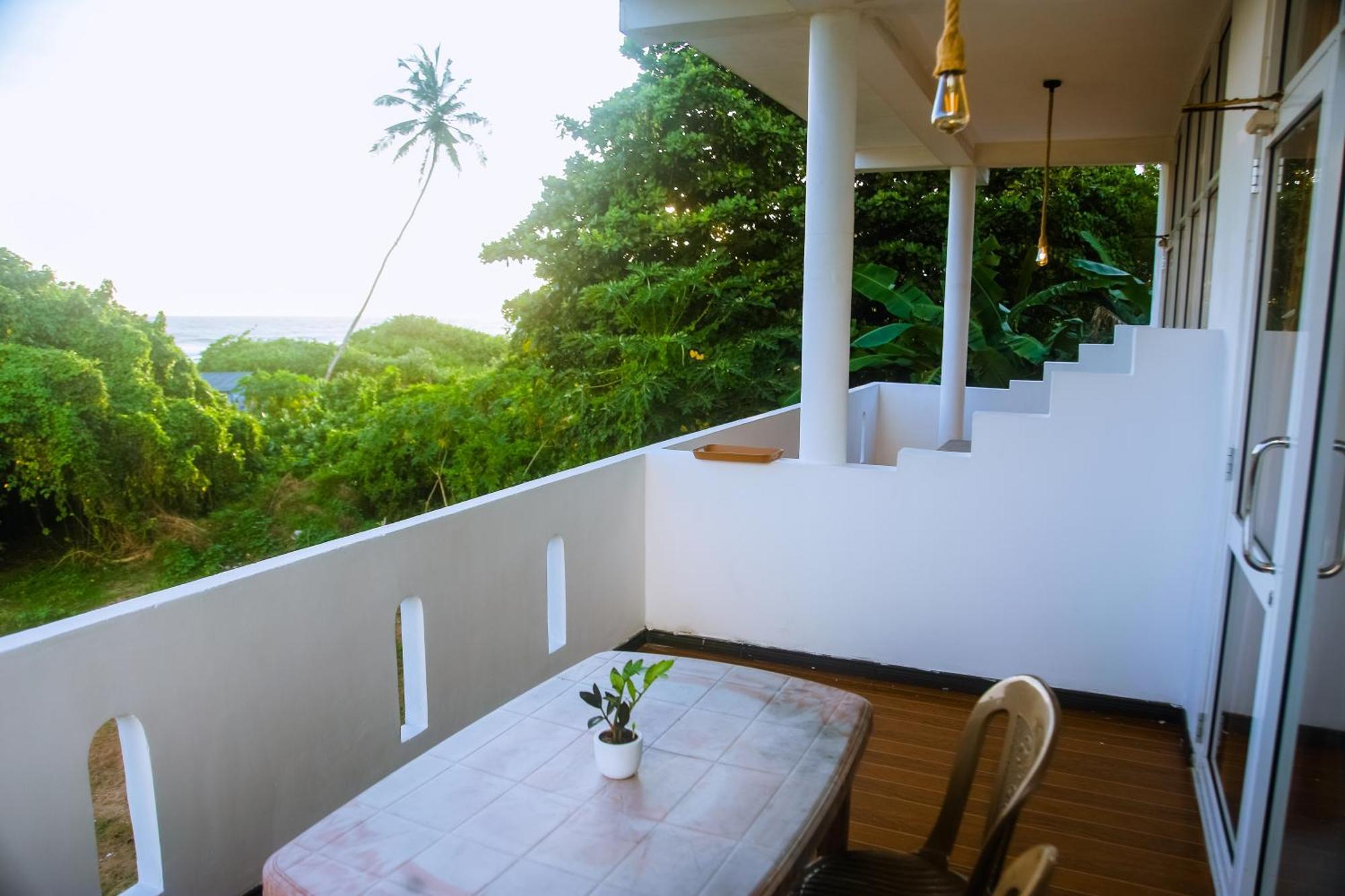 Mirissa Turtle Point Guest Hotel Bagian luar foto