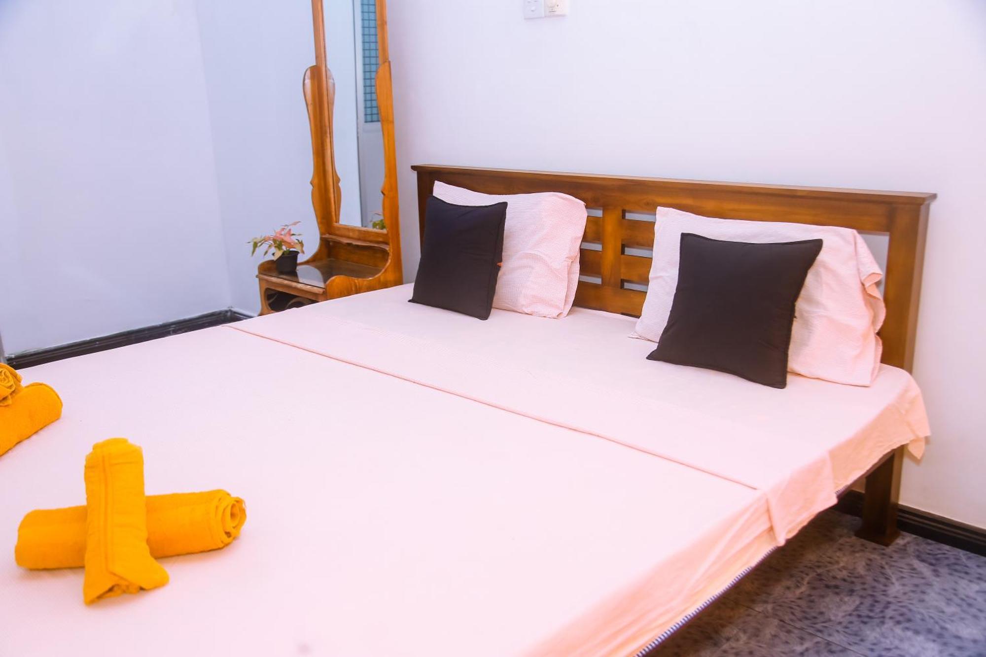 Mirissa Turtle Point Guest Hotel Bagian luar foto